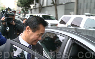 3月31日，余胤良二次出庭，圖為他出庭後在聯邦大樓外上車離開。（林驍然/大紀元）
