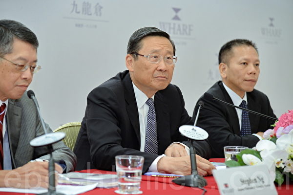 九龙仓集团主席吴光正(中)指,大陆楼市是政策市,大陆的辣招甚至比香港还要厉害。(宋祥龙/大纪元) 九龙仓集团主席吴光正(中)指,大陆楼市是政策市,大陆的辣招甚至比香港还要厉害。(宋祥龙/大纪元)
