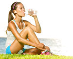 喝水雖然看似一件非常簡單的動作，卻有許多要注意的地方，為了健康，要隨時補充水份。(fotolia)