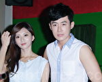 林昕阳（右）林昕阳于8月2日在台北举办“1000个太阳”情人节演唱会，豆花妹（左）特别送上吉他帮打气。（黄宗茂/大纪元）