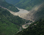 尼泊尔泥石流村庄被淹 百余人被活埋