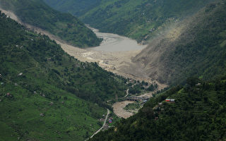 尼泊尔泥石流村庄被淹 百余人被活埋