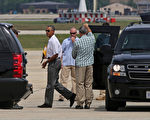 美國總統奧巴馬(中)4日將滿53歲，生日前的週末，他先和三五好友搭機到馬里蘭州山區打高爾夫球。Martin H. Simon-POOL/Getty Images)