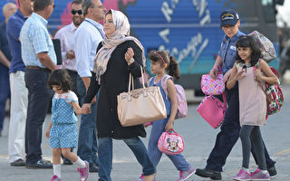 利比亚动荡22死 外国人加速撤离