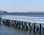 座落在沙点(Sands Point)一座豪宅的私人码头，可清楚看到曼哈顿天际线。（图/Daniel Gale Sotheby's International Realty提供）