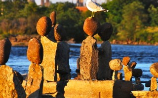 組圖：渥太華河邊的石頭藝術