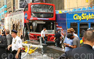 时代广场观光巴士相撞 冲上人行道 14伤