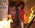李威和谢欣颖拍摄火灾戏码，两人一身狼狈，谢欣颖甚至差点气喘发作。（华视提供）