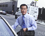 8月7日，被停职的加州参议员余胤良在旧金山联邦法庭外听证后，准备驱车离开。（周凤临／大纪元）