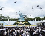 日本8月9日在长崎和平公园举行原子弹轰炸69周年的受难者追悼会。图为鸽子围绕和平雕像飞行。（JIJI PRESS／AFP／Getty Images）