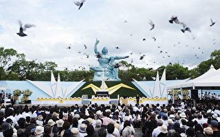 日本8月9日在長崎和平公園舉行原子彈轟炸69週年的受難者追悼會。圖為鴿子圍繞和平雕像飛行。（JIJI PRESS／AFP／Getty Images）