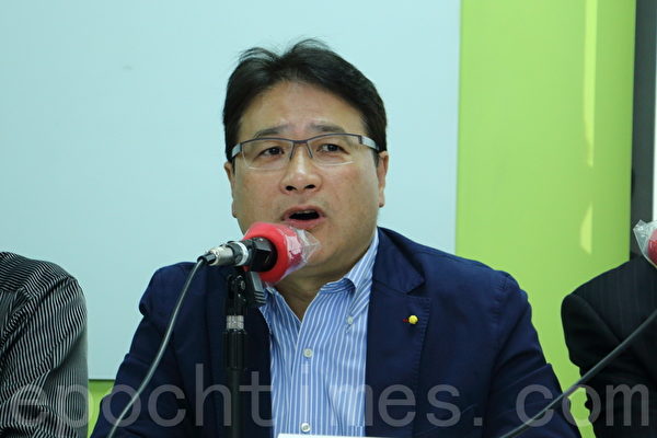 香港政改民意關注組公佈新一輪民意調查結果。前民主黨議員李華明。(蔡雯文/大紀元) 香港政改民意關注組公佈新一輪民意調查結果。前民主黨議員李華明。(蔡雯文/大紀元)