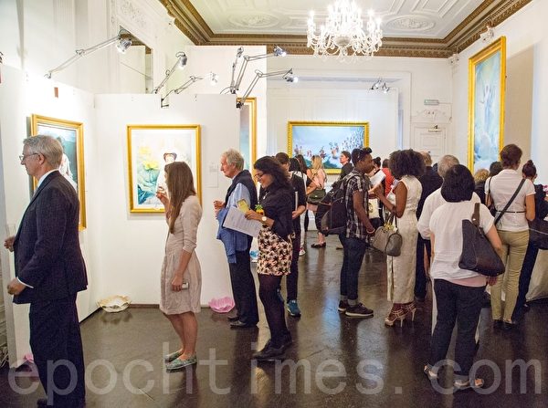 8月6日到16日,「真善忍國際美展「在倫敦市中心緊鄰白金漢宮花園的Il Bottaccio舉行,觀眾在參觀展覽。 (Simon Cross/大紀元) 8月6日到16日,「真善忍國際美展「在倫敦市中心緊鄰白金漢宮花園的Il Bottaccio舉行,觀眾在參觀展覽。 (Simon Cross/大紀元)