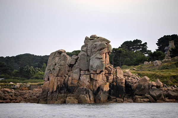 法國布列塔尼區玫瑰海岸(Cote de Granit Rose)岩石(MIGUEL MEDINA/AFP) 法國布列塔尼區玫瑰海岸(Cote de Granit Rose)岩石(MIGUEL MEDINA/AFP)