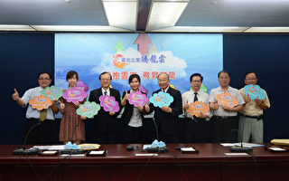 台北市產業發展局12日推出「台北企業騰龍雲」計畫，
副局長吳欣珮（左4）表示，其中的雲端應用軟體，免
費提供北市轄區中小企業使用。
（中央社）