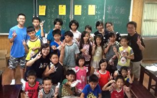 生活英語營課程結束後，學童們在教室與鄭安佑及志工們合影。（南開科大提供）