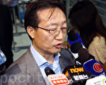 代表9千多名事務律師的香港律師會8月14日晚歷史性通過三項動議,包括向發表親共言論的律師會會長林新強表達不信任和要求林撤回支持中共國新辦白皮書的言論,以及律師會重申就《白皮書》提回應,重申捍衛司法獨立,林新強動議後被問到是否會就此辭職,沒有正面回應。(潘在殊/大紀元)