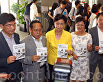 在香港政府的安排下,民主黨8月15日與中聯辦主任張曉明在政府總部會面,民主黨會後表示,如果沒有真普選必定參與「佔中」。(潘在殊/大紀元)