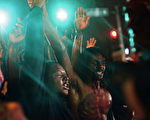 8月9日，18歲的黑人布朗在密蘇里弗格森街頭被白人警官達倫•威爾遜開槍打死，引發強烈抗議。（AFP）