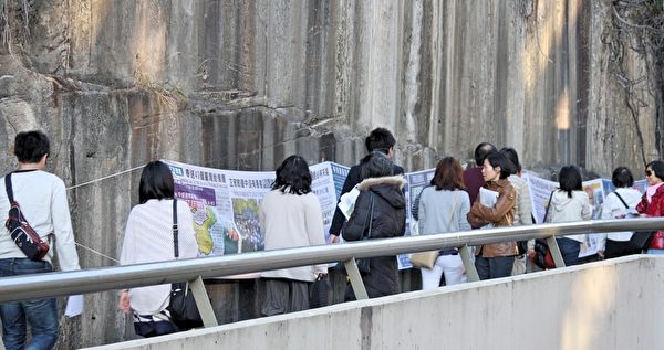 在澳大利亚悉尼歌剧院景点,中国大陆游客被法轮功真相横幅吸引。(明慧网) 在澳大利亚悉尼歌剧院景点,中国大陆游客被法轮功真相横幅吸引。(明慧网)