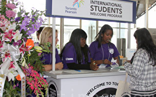 加拿大欢迎国际留学生 机场送礼包