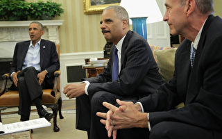 8月18日，美国总统奥巴马会见司法部部长霍德(右二)，他将飞往佛格森，会见调查人员与社区领袖。(Alex Wong/Getty Images)
