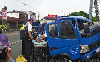 車撞人受困 警消撬門救援