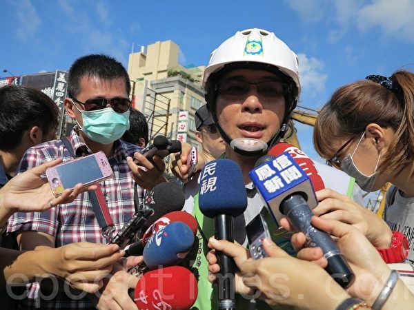 勞工局局長鍾孔炤表示,經截斷封存的管線,將截取一段存於文化局供作歷史文物,另取一段留置市府以作殷鑑警惕。(李晴玳/大紀元) 勞工局局長鍾孔炤表示,經截斷封存的管線,將截取一段存於文化局供作歷史文物,另取一段留置市府以作殷鑑警惕。(李晴玳/大紀元)