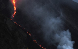 火山喷发危险大增 冰岛发布橙色航空预警