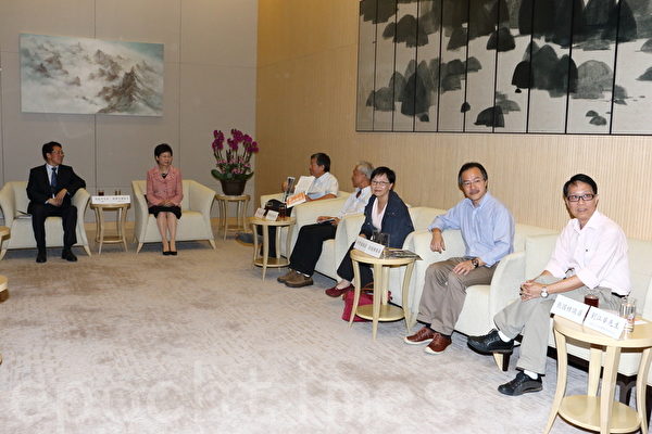 香港工党与中联办主任张晓明会面讨论政改,工党要求结束一党专政,双方分歧严重。(蔡雯文/大纪元) 香港工党与中联办主任张晓明会面讨论政改,工党要求结束一党专政,双方分歧严重。(蔡雯文/大纪元)