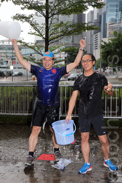 香港立法会议员莫乃光和梁继昌也接受冰桶挑战,除捐款行善,并呼吁关注香港新闻自由。(蔡雯文/大纪元) 香港立法会议员莫乃光和梁继昌也接受冰桶挑战,除捐款行善,并呼吁关注香港新闻自由。(蔡雯文/大纪元)