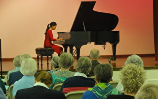 华裔天赋少女  钢琴音乐会献耆老