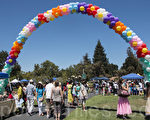 8月23日，国际童玩节在库柏蒂诺纪念公园举办，图为入口的巨大气球拱门。（曹景哲／大纪元）