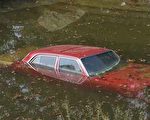 根據實驗結果顯示，車內淹水，只要水位沒有高過車輛一半高度，車門雖能開啟，但已非常吃力。（fotolia）