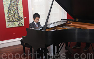 8月25日，黃天戈在他的鋼琴獨奏推介會上演奏。（衛真/大紀元）