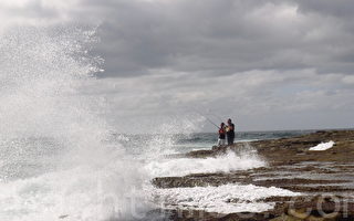 大浪席卷澳纽省海滩 游泳钓鱼者被警告远离