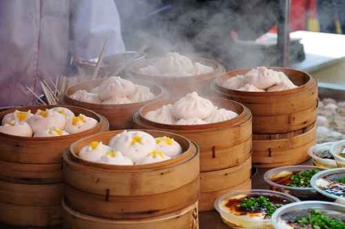 在外面进餐,问题主要表现为蔬菜摄入量不够、盐分摄入过高、动物性脂肪摄入过多、营养素结构过于偏向碳水化合物等方面。(fotolia) 在外面进餐,问题主要表现为蔬菜摄入量不够、盐分摄入过高、动物性脂肪摄入过多、营养素结构过于偏向碳水化合物等方面。(fotolia)