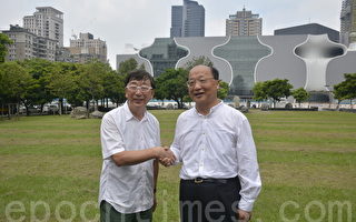 日本建築設計師伊東豊雄感謝胡志強市長，讓他能在台中市完成其一生最具代表性的作品。(背面為台中國家歌劇院)（賴瑞/大紀元）