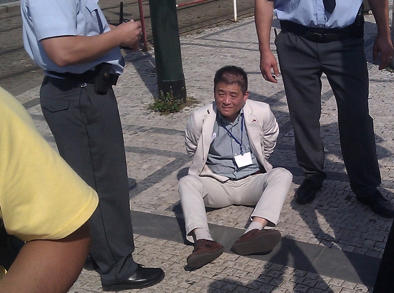 因對法輪功學員施暴而被捷克警察銬住的中使館官員(明慧網)