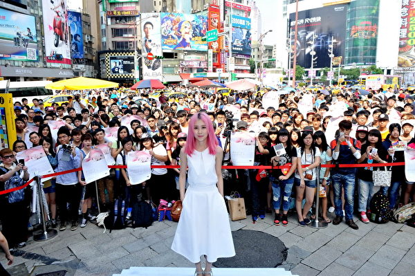 8月30日白安在台北举办预购签唱会,当天的高温让她身体吃不消,和粉丝合照时还险些跌倒。(相信音乐提供) 8月30日白安在台北举办预购签唱会,当天的高温让她身体吃不消,和粉丝合照时还险些跌倒。(相信音乐提供)