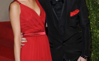 2011年小贾斯汀与赛琳娜合影于《名利场》奥斯卡晚会。（RICH SCHMITT/AFP/Getty Images）