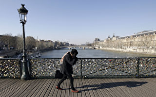 巴黎艺术桥栏换成玻璃 爱情锁无处可挂不了
