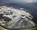 日本御岳山的突然喷发，距离东京仅仅100公里的富士山也让人担心有喷发风险。（KAZUHIRO NOGI / AFP）