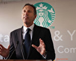 2016年12月1日，星巴克（Starbucks）CEO舒爾茨（Howard Schultz）宣布明年春季從CEO一職上退下。（Spencer Platt/Getty Images）