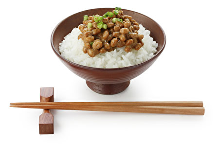 納豆是深受日本人歡迎的長壽養生食物，但許多外國人不敢吃。（Fotolia）