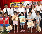 開學日 新生接受新生禮袋