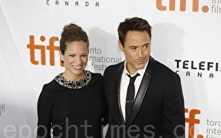 9月4日，電影《大法官》的男主角小羅伯特‧唐尼與太太在多倫多走紅毯。（大力/大紀元）