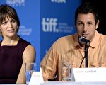 2014年9月6日，加拿大多倫多國際影展期間，詹妮弗·嘉納（左）與亞當·桑德勒出席家庭喜劇《男人女人和孩子》全球首映禮和發佈會。（Jason Merritt/Getty Images）