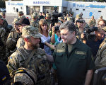 乌克兰政府消息人士表示，亲俄叛军已释放近650名乌克兰人，澄清总统波洛申科（右）口误所说的1200人。(AFP)