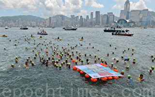 组图：香港救生员 跳海抗议促增加人手